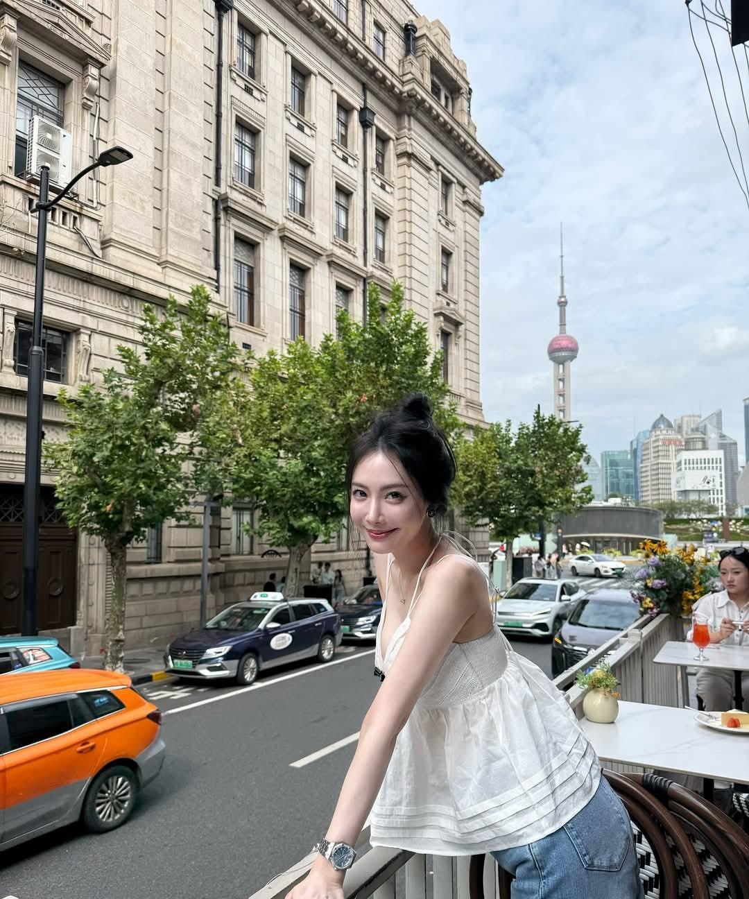 郭正亮“女神”邬又曦游上海
经常关注台湾政论节目的大陆网友以前应该看过黄暐瀚的《