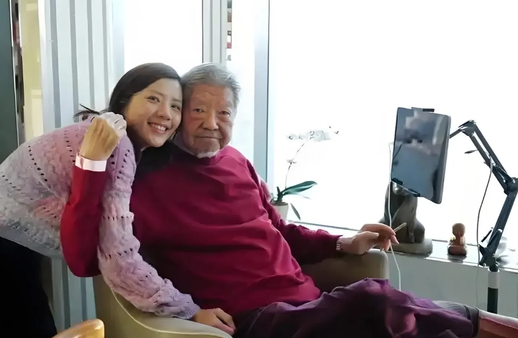 蔡澜先生巨额遗产如何处理？
助理一句“关你屁事”，道尽了蔡澜的一生洒脱。
香港四