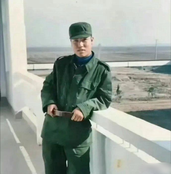 没想到贾冰年轻时期，也是个清秀小伙儿啊！但我还是喜欢现在的