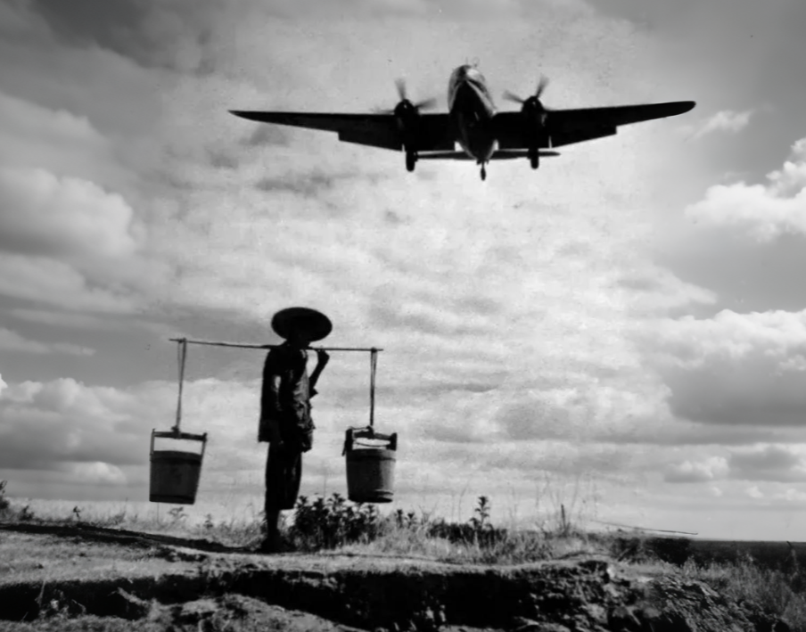 1949年，国军飞行员驾机起义，可飞临济南上空准备降落时，机场跑道两侧灯火突然熄