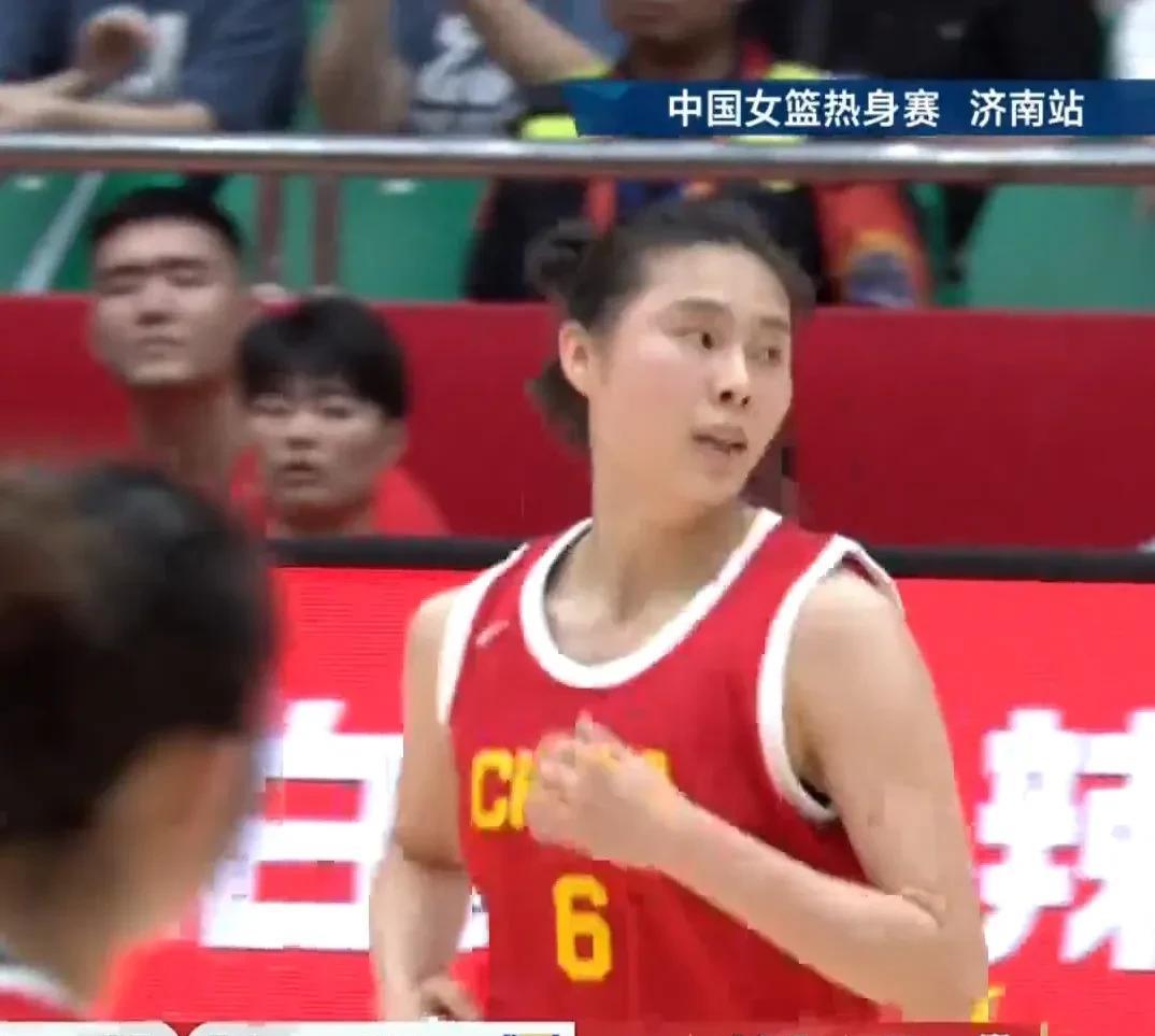 中国女篮第二场热身赛继续对阵波黑
上半时已经67比21领先了。
韩旭和张子宇轮番