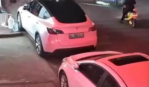 2025.7.2 晚上，大理一小孩躺地上玩耍被快递车碾压身亡，，监控视频中对向一