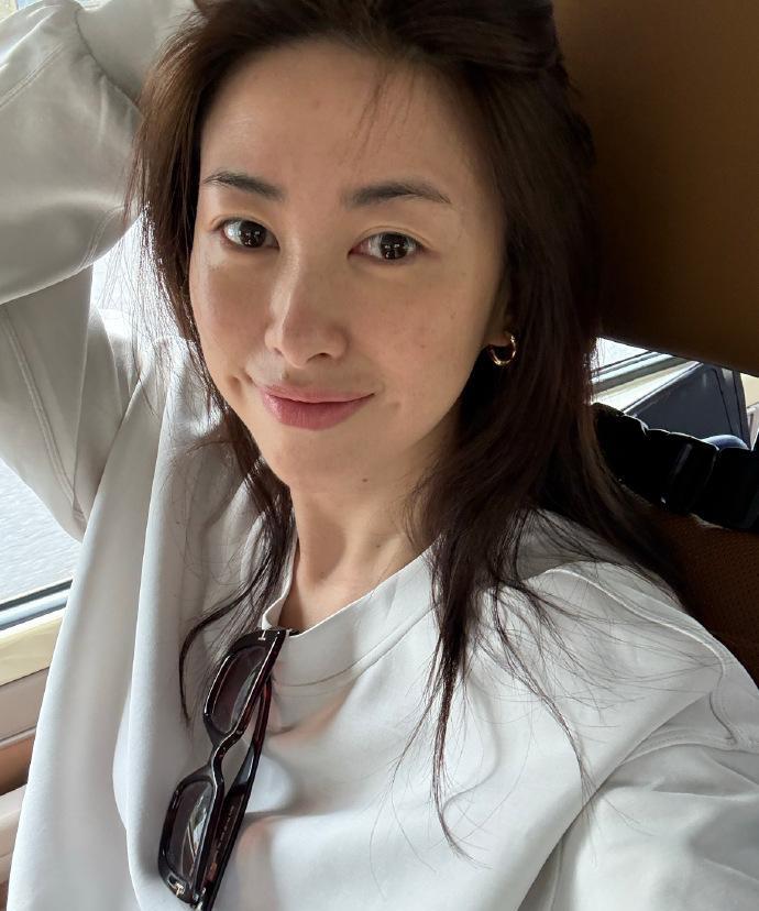 41岁朱珠晒素颜照，不化妆反倒显得更年轻！
朱珠在网上晒出自己的素颜照，她坦言已