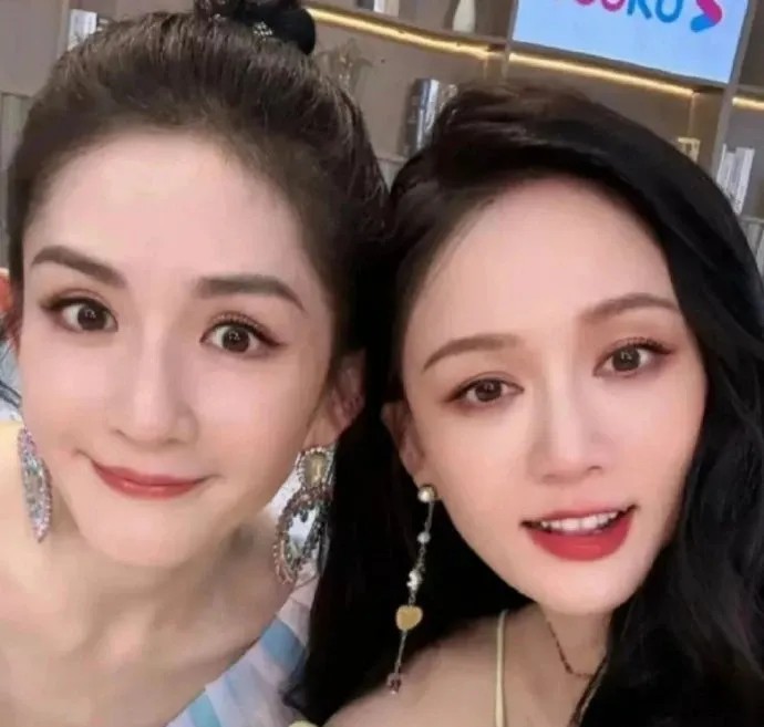 谢娜抠门这件事情谁都知道

没想到陈乔恩结婚竟然送了6.6万

本以为以谢娜