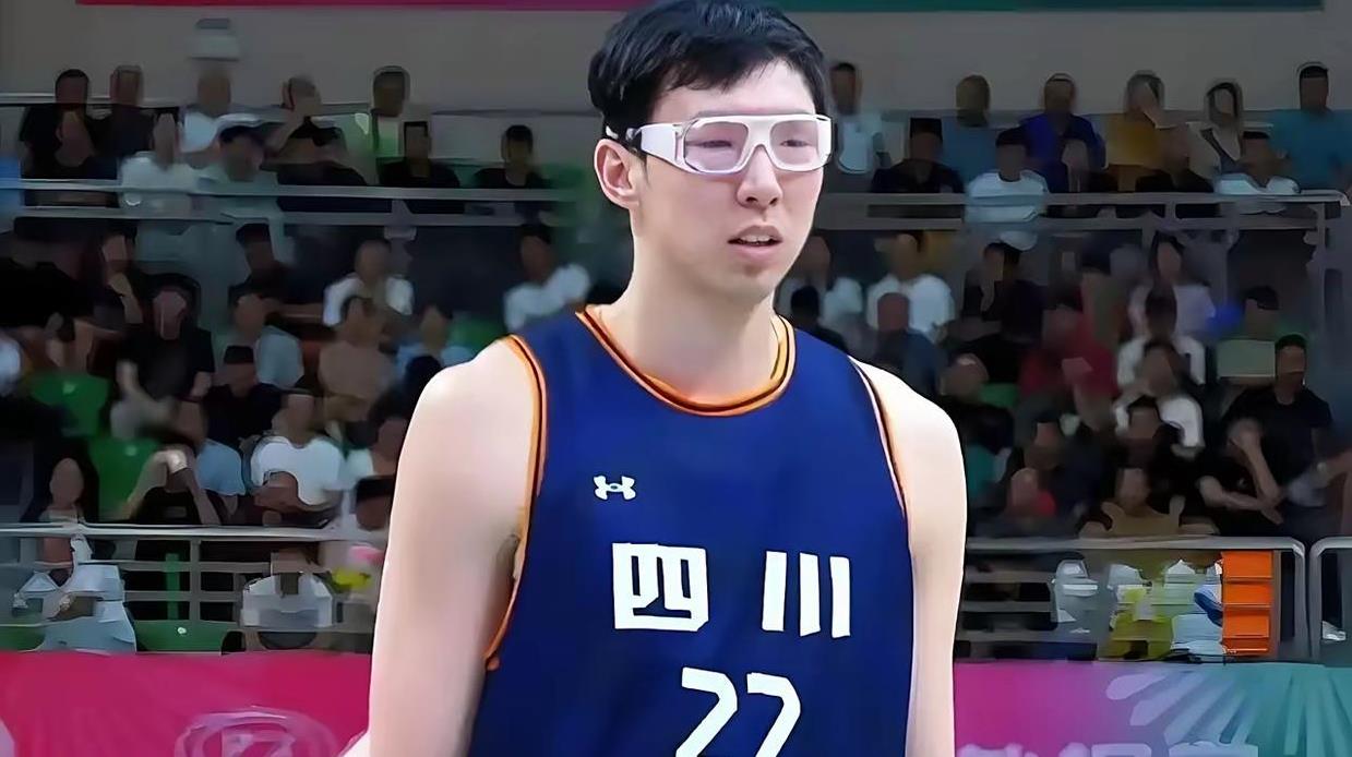 周琦啊周琦，你终究是“逃掉了”亚洲杯。
从中国男篮公布的14人名单中看出，内线球