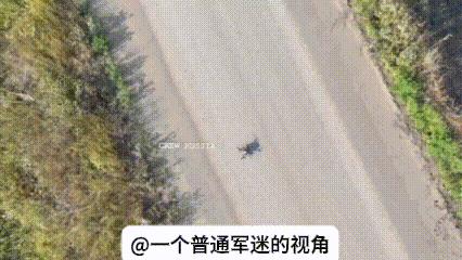 俄乌前线，俄军发布视频展示了他们使用投弹无人机摧毁了四架停在路面上蹲点儿伏击的乌