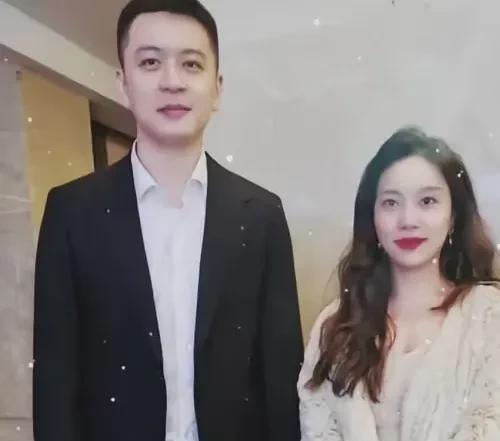 英俊潇洒的杨鸣走到哪都备受青睐，众多女性粉丝追捧。

同曦队老板娘和刘维伟的