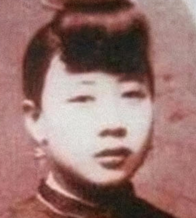 1900年，八国联军侵华，一群德国士兵闯进八大胡同，闯入了一名女子的房子，就在这