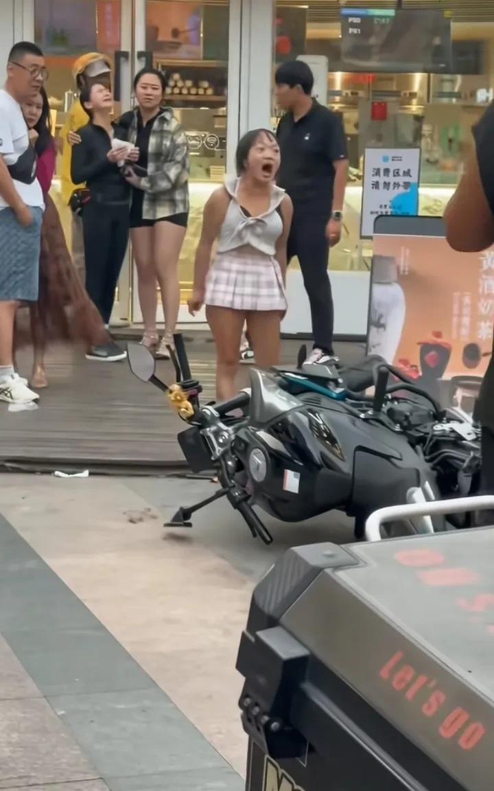 淄博市王府井商业街，据当事人说，他和女孩不认识，女孩往他的摩托车排气管里塞酸辣粉