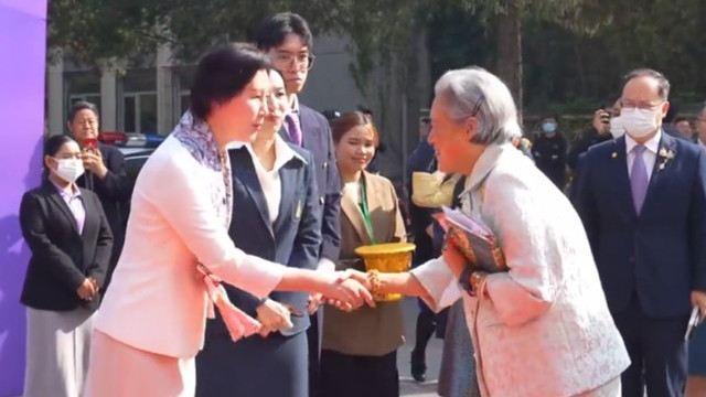 于校长火了，陪同泰国诗琳通公主逛北师大，气质出众还是学术女神