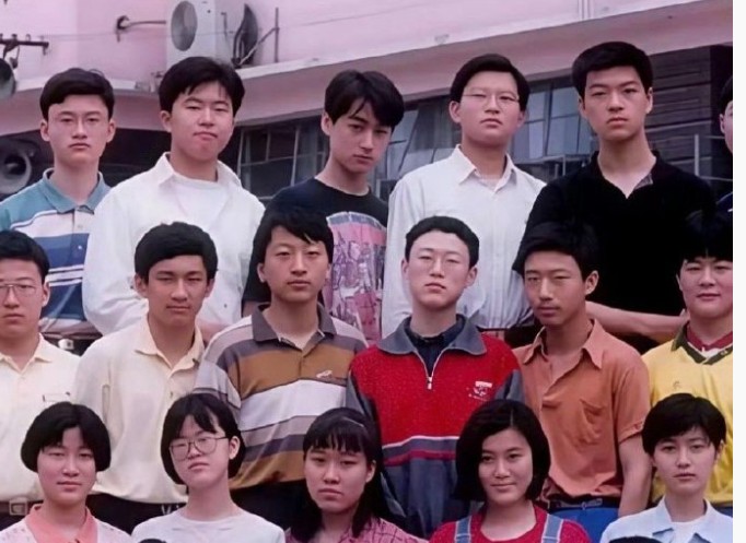大家看看能找到一个男明星吗?