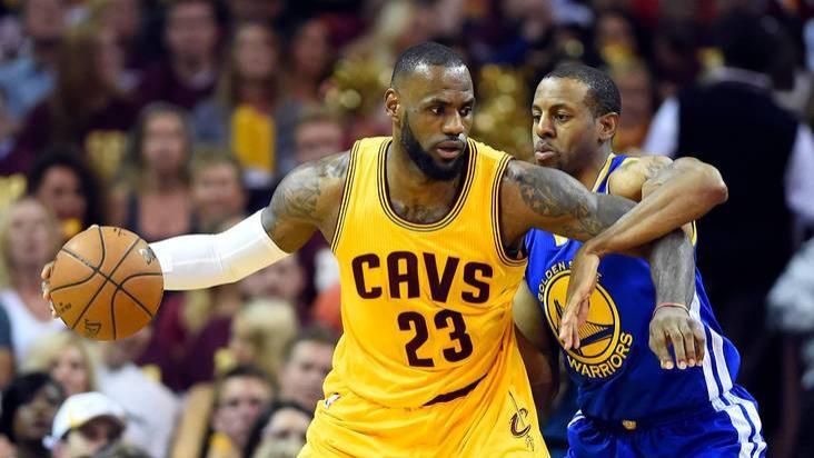 布朗尼首记空接暴扣燃湖人主场！詹姆斯起立鼓掌太戳泪