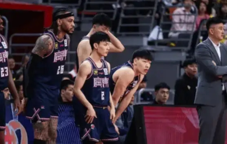 票王徐杰，从胡明轩回来后直接沦为替补边缘化，胡明轩打同曦剩8秒停6秒，然后甩锅给