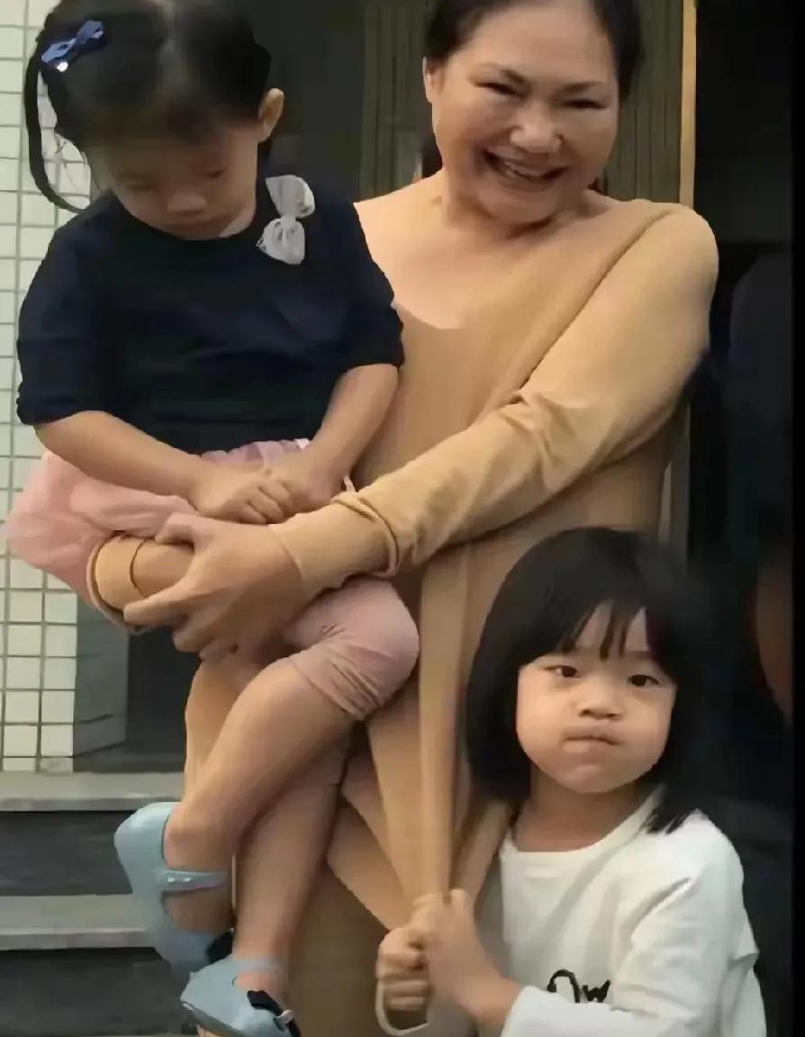 张兰做梦也想不到
就凭一张照片
就打破了她一直以来对s家的诬陷
张兰一直在直播间
