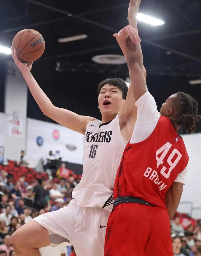 很多人不知道小杨真正能立足NBA的原因是什么？
是扎实的中锋基本功+进攻体系想象