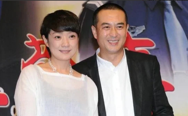 2008年，张嘉译成名后，住进400平的别墅，提了200万的豪车，但他的前妻杜珺