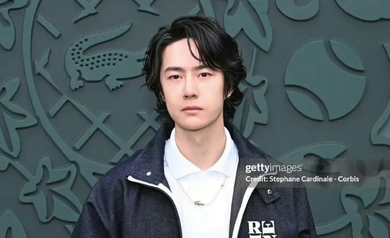 王一博现状：穿带破洞的衣服，还被保安驱赶，太气人了！

要知道王一博可是顶流男星