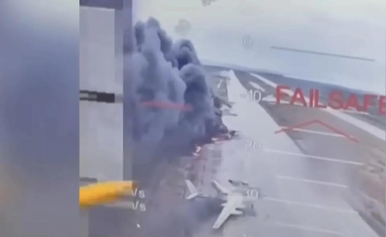 乌军偷袭成功！就是因为俄军防备不严密！近日，乌军对俄罗斯多个机场发起了无人机攻击