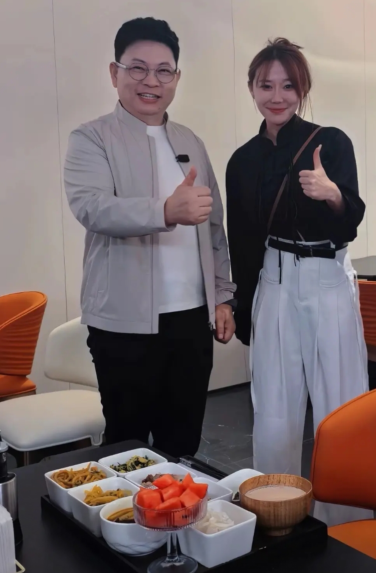 鸿蒙大酒店这么火，其它车企怎么不跟风和模仿？是不想吗？是做不到啊。

鸿蒙大酒店