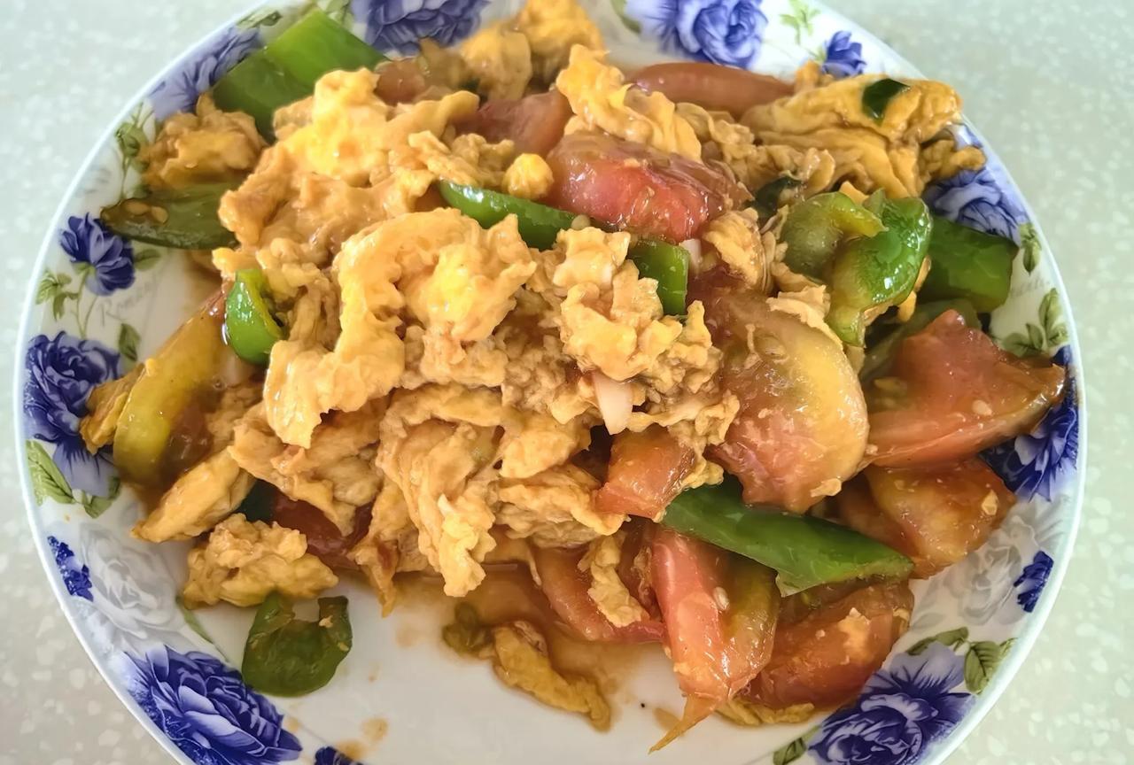 退休生活：昨日午餐，简单再简单。
天热女儿和我都没有食欲，做了二米饭，西红柿炒鸡