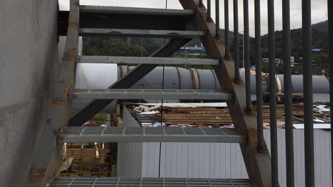 水泥烟囱爬梯项目圆满竣工——刷漆防腐除隐患，筑牢走台安全防线