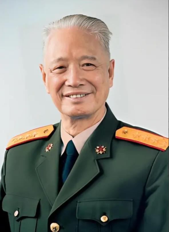 1949年冬天，张震刚把养母接到南京没多久，一封匿名信就像一颗炸弹，彻底搅乱了他