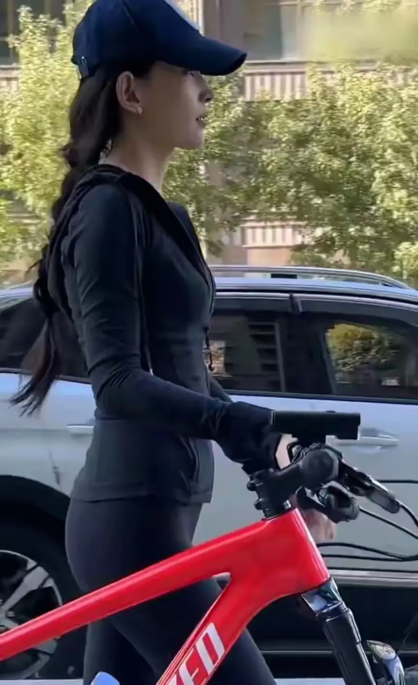 森林北骑山地自行车，颜值与身材都堪称一绝，难怪汪峰那么喜欢
