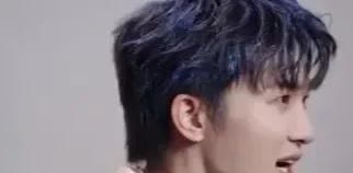 “订约履约，诚信为本”
周深伦敦演唱会摇身一变，成为高中政治题的经典实例！
