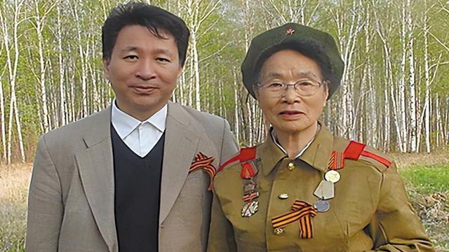 1985年，退休职工发现USA电台，一69岁老太哭着说：我知电台来历