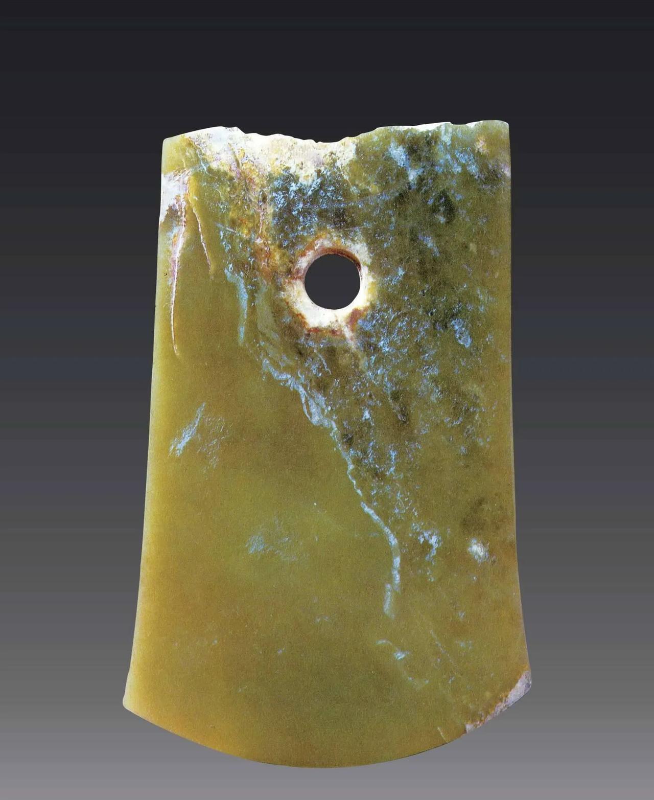 良渚文化玉钺，上海青浦福泉山出土，距今约5000年
2019年摄于福泉山遗址博物