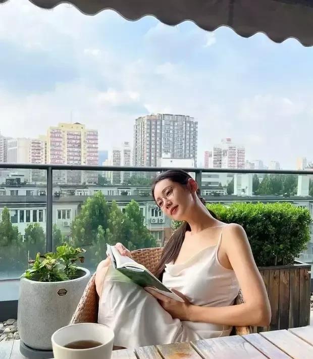 秋瓷炫晒照暴击全网：一杯咖啡一本书，粉丝直呼这谁扛得住！
秋瓷炫今日在社交平台投