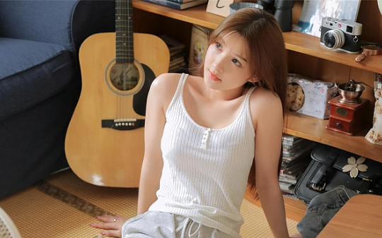 女友靠抄袭我的歌曲成名，为了掩盖真相狠心将我活埋，重生归来，我亲手毁掉她的一切！