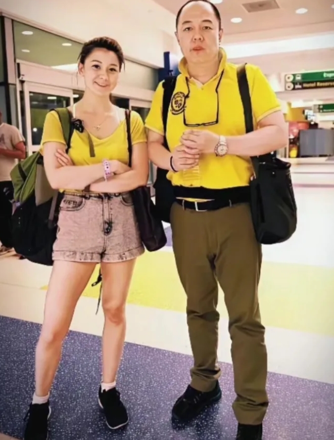 张铁林与他的混血女儿张月亮的一张留影，当年他在“返珠格格”中饰演的皇阿玛处处留情