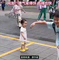 两岁的妹妹张开手臂迎向哥哥，哥哥跑太快错过了她。妹妹“哼”一声，转过身。雨后路面