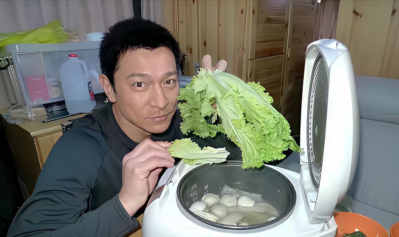 刘德华用电饭煲煮火锅的画面，青菜、素丸子，太清汤寡水啦。
刘德华吃得这么素，还一