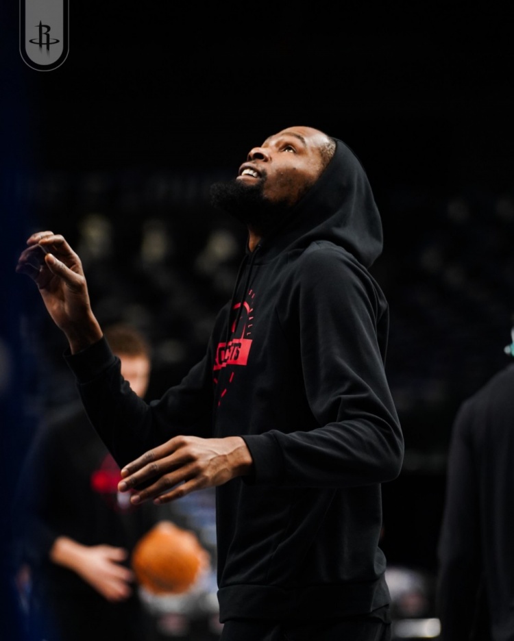 杜兰特绝杀太阳队之后，火箭全队上下非常的兴奋，而杜兰特也非常的开心。毕竟上赛季太