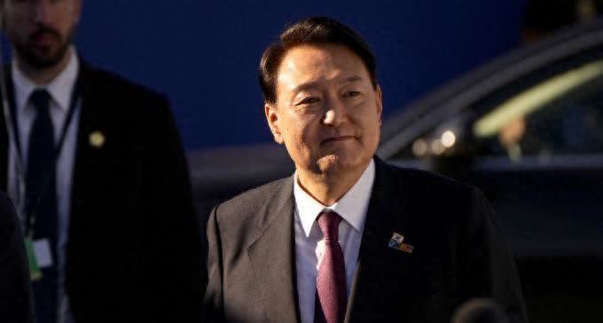 尹锡悦放弃抵抗，独检组直接起诉，继续羁押。此前，尹锡悦拒绝离开监室，完全不配合独