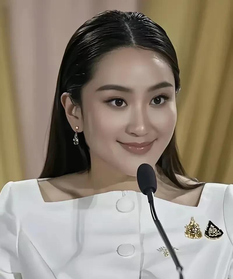 就在刚刚，
泰国刚刚宣布了，
又是空军炸，又是海军堵，摆明了想碾压柬埔寨。泰国还