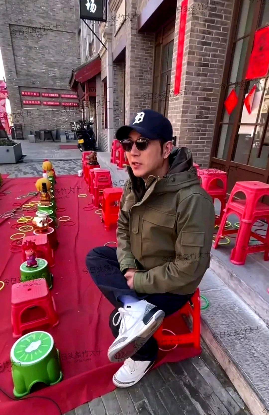 高晓攀摆摊套圈：从春晚到街头，是落魄还是通透？

曾经在春晚舞台上与冯巩、张小斐