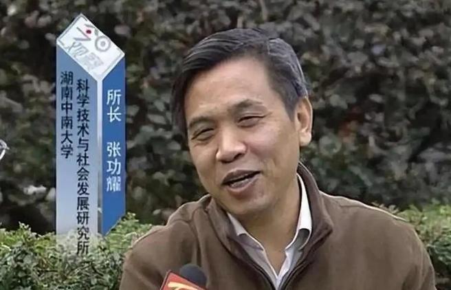 上世纪七十年代，有个叫张功耀的湖南青年在乡下插队。
那会儿没书看，他翻烂了从赤脚