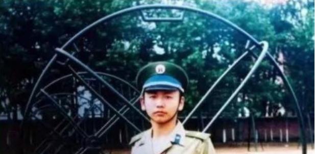 1995年某天，一个19岁的解放军男孩坐公交车回部队。途中车没油了，司机停下车去