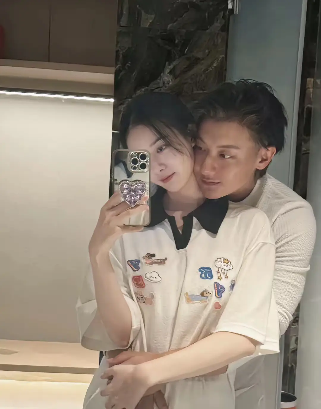 黄子韬真的恨不得让全世界都知道徐艺洋是他老婆，因为他把两个人私下搂腰抱在一起的私