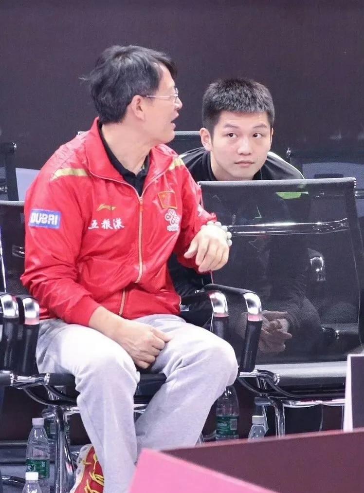 这画面很温馨，可时光一去不回头。
吴教练身后那个稚气未脱的小小少年，转眼间已成长