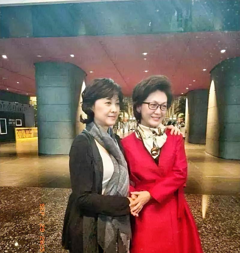 朱琳与海霞好似一对亲姐妹，真的太像了。