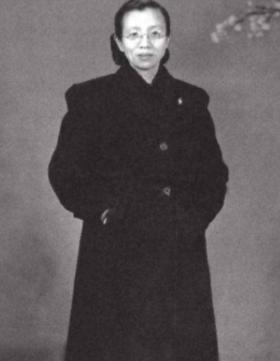 1949年，南京解放后，南京总统府门口走来一位贵妇，她对哨兵说：我是陈修良，我要