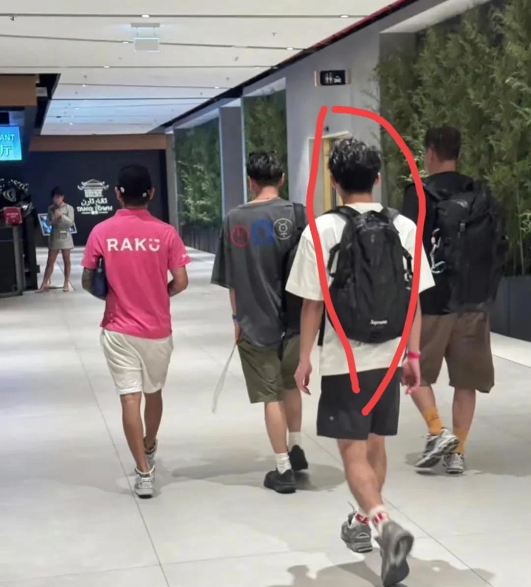 谢霆锋带大儿子Lucas到迪拜旅游度假，只看背影父子俩没有年龄差。
从网上流传出