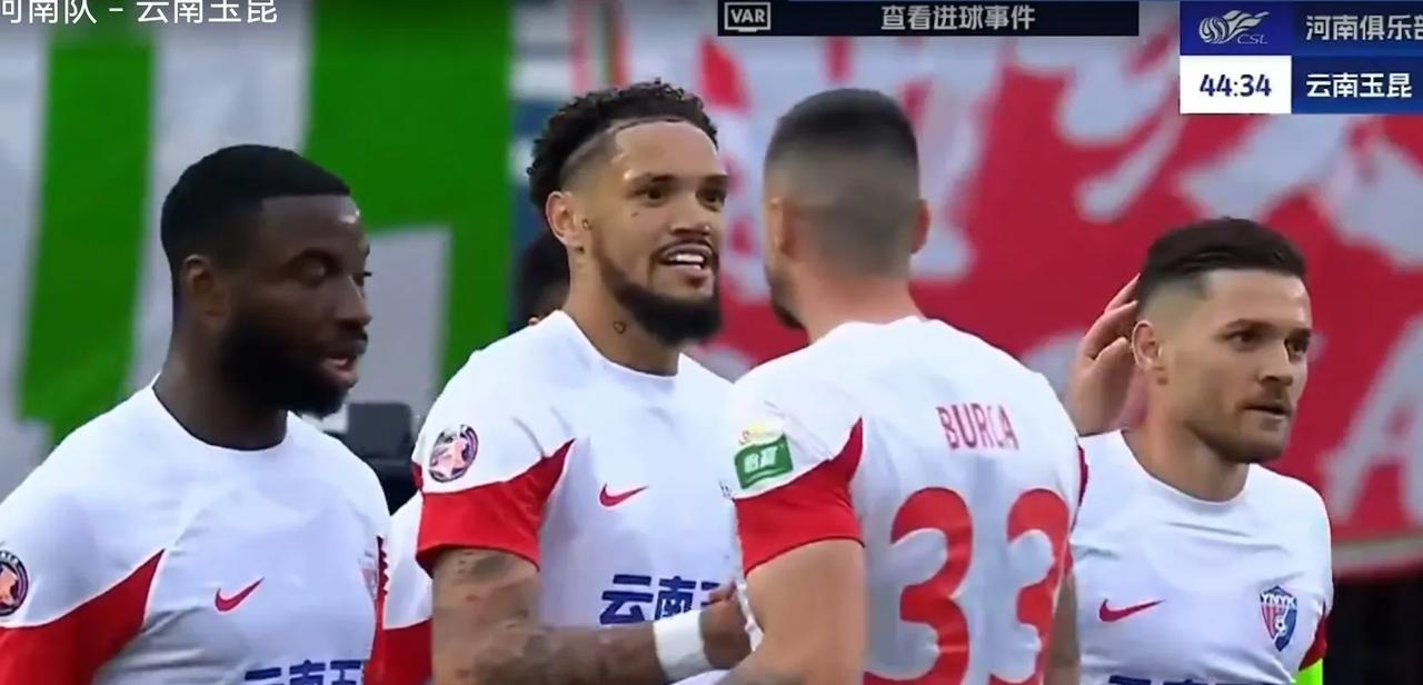 河南队守门员45分钟送大礼，河南队后卫回传守门员，守门员停球停大了，恩里克抢断守