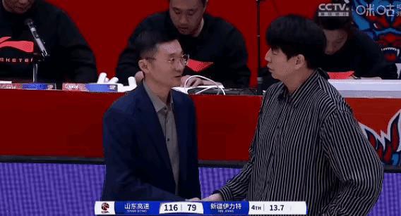 双手并非空闲，刘炜教练盼望邱彪教练率队战胜辽宁，挺进四强


新疆击败上海