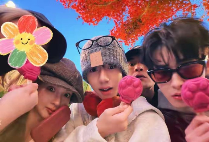 金晨和好友田嘉瑞、林子烨、汪汐潮一起去打卡了迪士尼，玩的好开心 ​​​