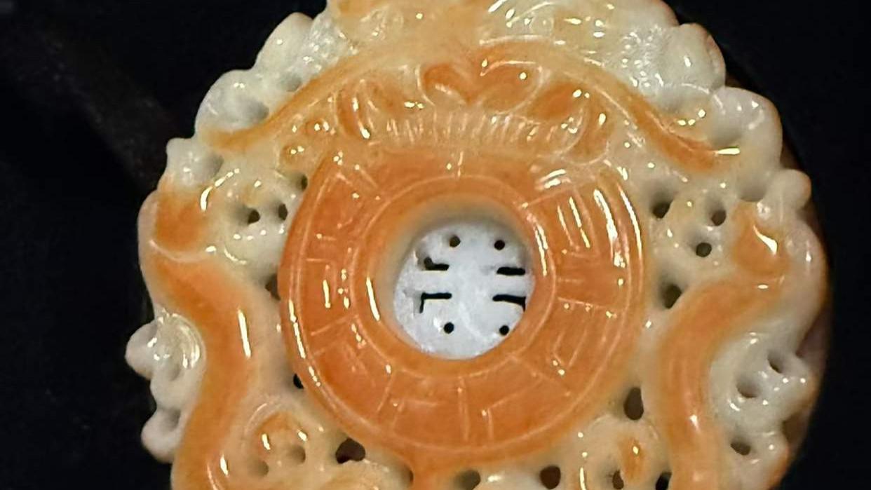 红翡转心佩：翡色流丹里的吉祥轮转与工艺传奇